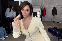 Медведева показала фото в жакете с откровенным декольте