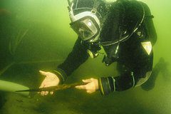 На дне озера нашли средневековые копья эпохи первых польских королей