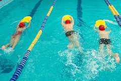 Назван способ научить ребенка плавать за 45 минут