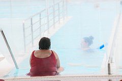 Одно простое действие пальцем поможет отличить отек от лишнего веса