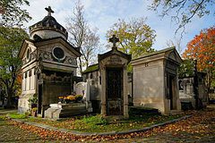 Парижанам предложили стать владельцами старинных надгробий