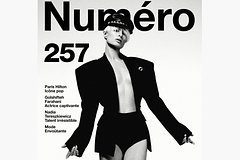 Пэрис Хилтон снялась без бюстгальтера и штанов для журнала