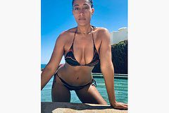 Популярная актриса показала фото в откровенных бикини в честь 53-летия