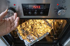 Россиян предупредили о рисках запекания в фольге некоторых продуктов