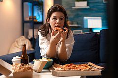 Россиянам раскрыли пять главных причин переедания