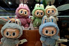 Тягу взрослых россиян к детским игрушкам объяснили