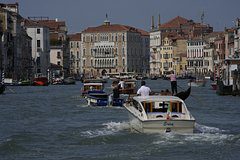 Турист поехал в отпуск с женой и был найден бездыханным в канале Венеции в первый же день