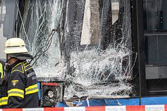 В Германии автобус заехал на тротуар и врезался в пешеходов