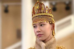 В Калининграде создали кокошник из янтаря возрастом 50 миллионов лет