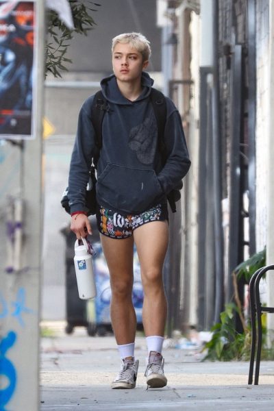 17-летнего сына Анджелины Джоли сняли в мини-шортах на улице