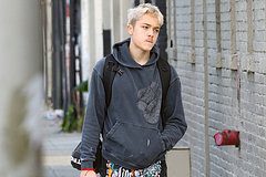 17-летнего сына Анджелины Джоли сняли в мини-шортах на улице