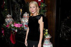 53-летняя Гвинет Пэлтроу прошлась по улице в наряде без бюстгальтера