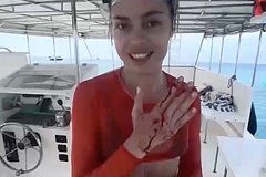 Акула-нянька едва не откусила пальцы россиянке на любимом курорте богачей