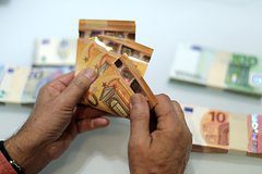 Банк России повысил курсы доллара и евро