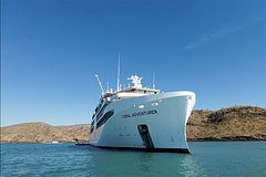 Более сотни пассажиров застряли на двое суток на круизном лайнере из-за кораллового рифа