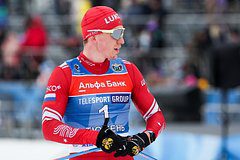 Большунов пропустил церемонию награждения после поражения на финише