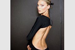 Бывший «ангел» Victoria’s Secret снялась в оголяющем тело платье