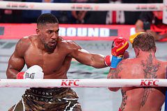 Бывший чемпион мира Джошуа нокаутировал блогера Пола в боксерском поединке