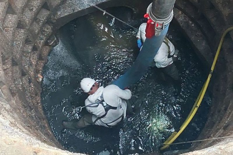 Cгустки из жира и отбросов под землей