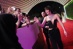 Дакота Джонсон вышла в свет в оголяющем тело образе