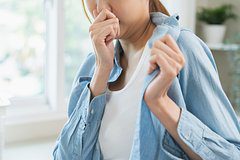 Девушка неожиданно и беспричинно начала источать «запах диареи»