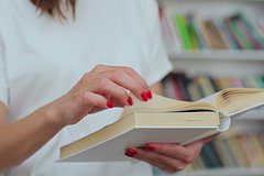 Фото 15-летней россиянки попали на обложки немецких эротических книг