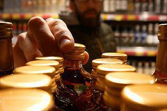Готовность россиян покупать водку по биометрии оценили