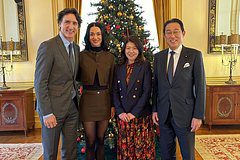 Кэти Перри надела мини-юбку и в сопровождении Трюдо встретилась с экс-премьером Японии