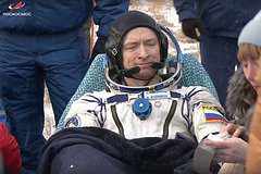 Космонавты и американец эвакуировались из «Союза МС-27» после приземления