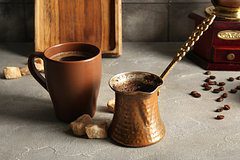 Курильщиков призвали отказаться от кофе натощак