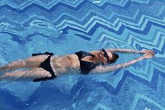 Любовь Толкалина в купальнике снялась в бассейне