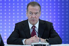 Медведев посетил пункт пропуска в аэропорту Шереметьево