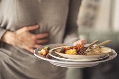 Метеоризм — непременный спутник новогоднего застолья для миллионов людей. Как его избежать?