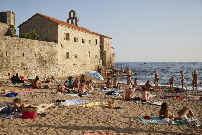 &laquo;Между молотом и наковальней&raquo;. Почему Черногорию вынуждают отказаться от туристов из России, которых обожают в этой стране?