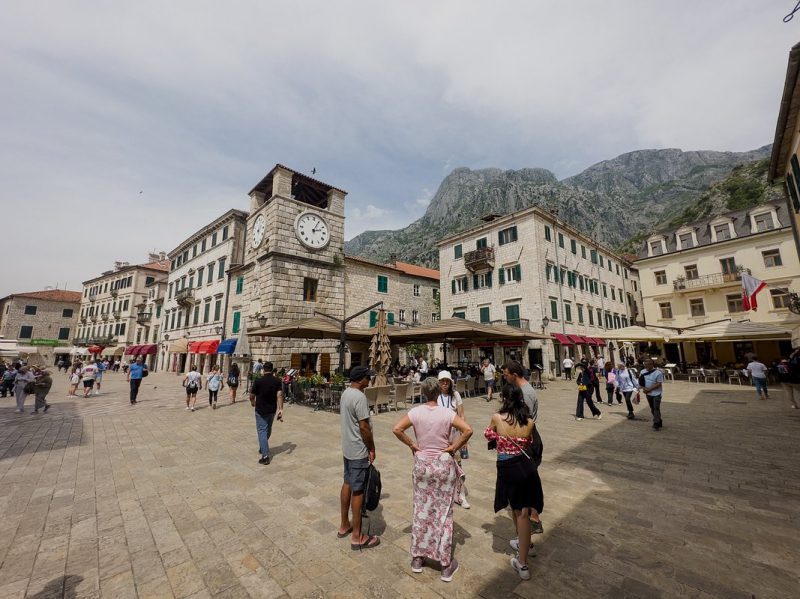 &laquo;Между молотом и наковальней&raquo;. Почему Черногорию вынуждают отказаться от туристов из России, которых обожают в этой стране?