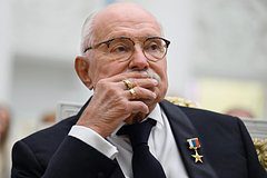 Михалков не стал раскрывать личность облившего Путина вином