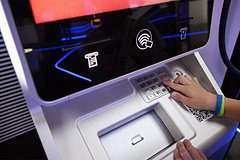 Мошенники начали блокировать банковские карты россиян