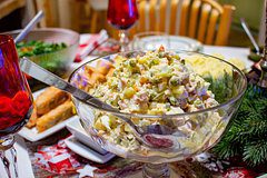 Названы опасные последствия хранения «Оливье» вне холодильника