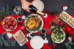 Названы способы снизить риск появления отеков после новогодних застолий