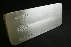 Один драгоценный металл рекордно подорожал