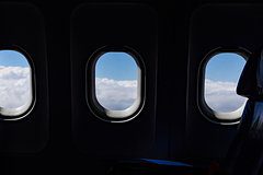 Пассажирка напала на певца Глызина в самолете и задержала рейс