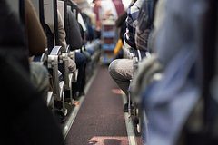 Пассажирка пожаловалась на попутчика с лишним весом в самолете и вызвала споры в сети