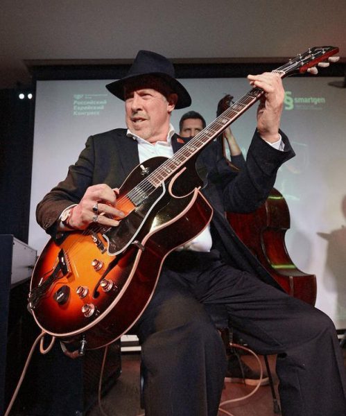 Продает вино из Палестины и зарабатывает миллионы. Как живет в эмиграции Андрей Макаревич?