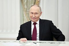 Путину подарили вазу с надписью о воссоединении Украины с Россией