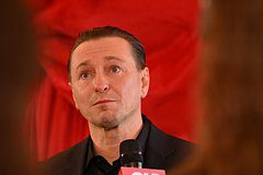 Раскрыт размер требуемой Безруковым компенсации за продажу масок с его лицом