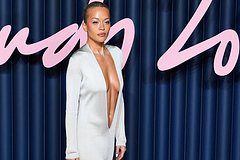 Рита Ора без бюстгальтера вышла в свет в наряде с декольте до пупка