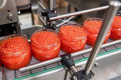 Россиян предупредили о «русской рулетке» при покупке красной икры с рук