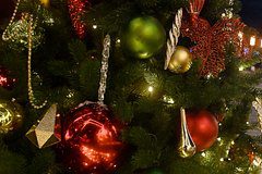 Россиян предупредили о штрафах за украшение рабочего места к Новому году