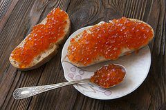 Россиян призвали отказаться от покупки красной икры с одной добавкой