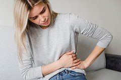 Россиянам рассказали об опасных причинах боли в боку